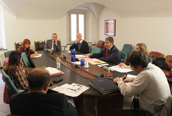 lo staff del commissario durante la seduta
