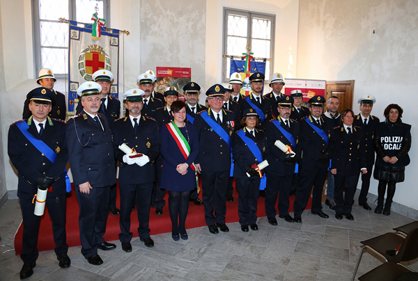 foto di gruppo della polizia locale di lodi