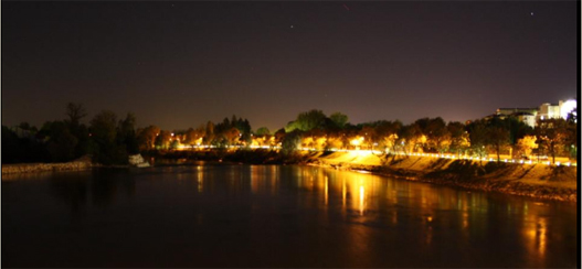 Panorama notturno della città dal Ponte Napoleone Bonaparte