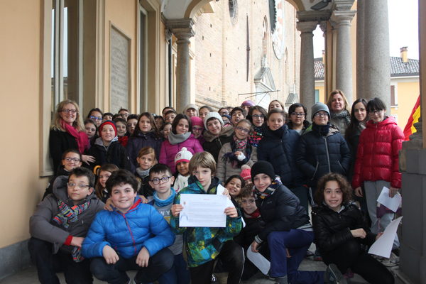 Foto di gruppo sul Loggione per gli alunni delle quinte della 'Maria Ausiliatrice' - Lodi, 16 febbraio 2016 