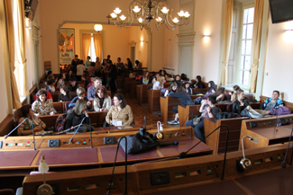 Gli studenti in visita a Lodi nell'aula consiliare