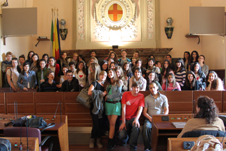 Gli studenti in visita a Lodi nell'aula consiliare