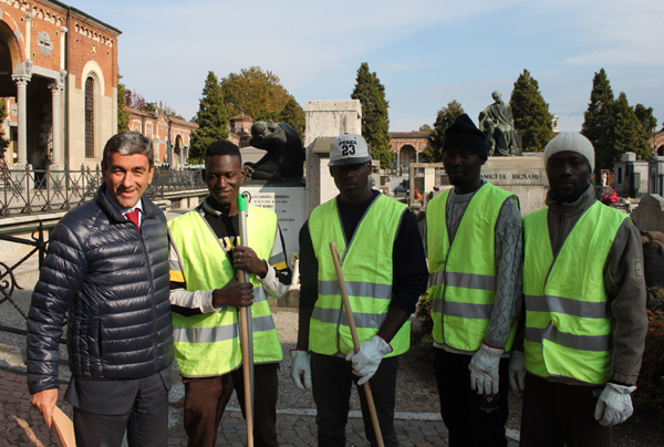 il commissario savastano con i migranti al cimitero maggiore