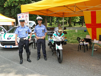 glia agenti con l'auto e la motocicletta