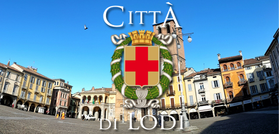 la piazza di lodi con lo stemma comunale