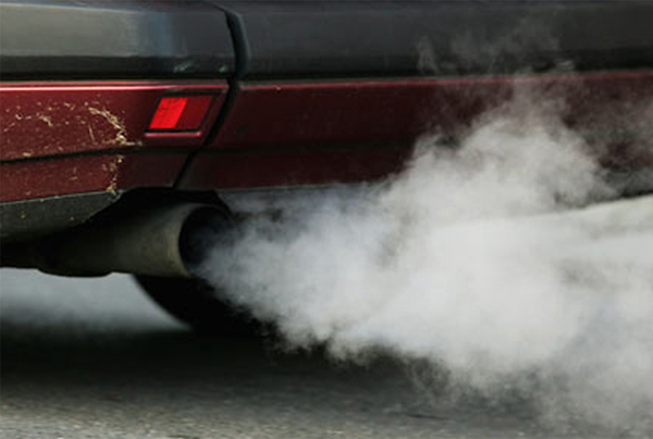 un tubo di scappamento di un'auto