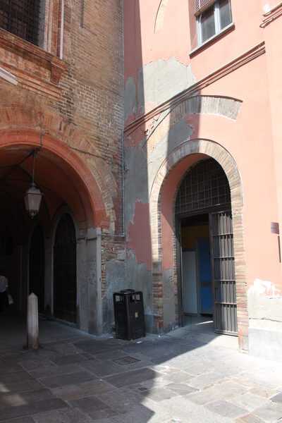 l'ingresso dei bagni pubblici