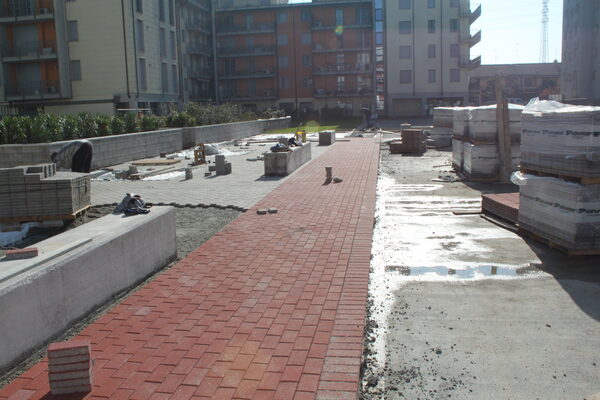 La nuova pavimentazione prende forma, in asfalto colorato i camminamenti