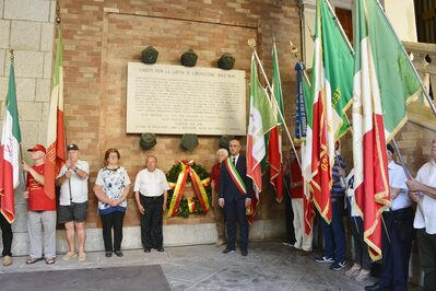 posa della corona d'alloro in broletto, per gentile concessione di pasqualino borella