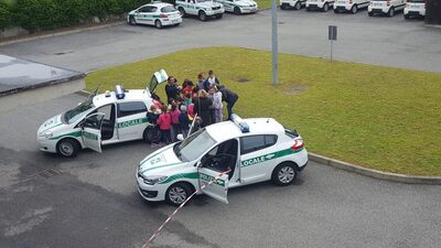 foto della visita al comando di polizia locale