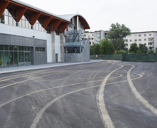 Il parcheggio della piscina in via Piermarini