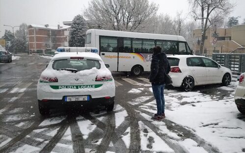 il sindaco casanova durante il sopralluogo alle scuole