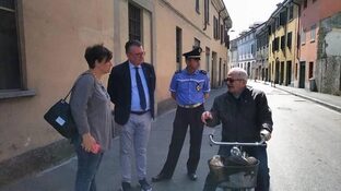 il sindaco casanova, il comandante germanà e un agente con un cittadino