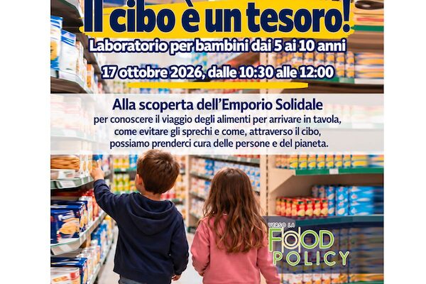 bambini tra scaffali di cibo
